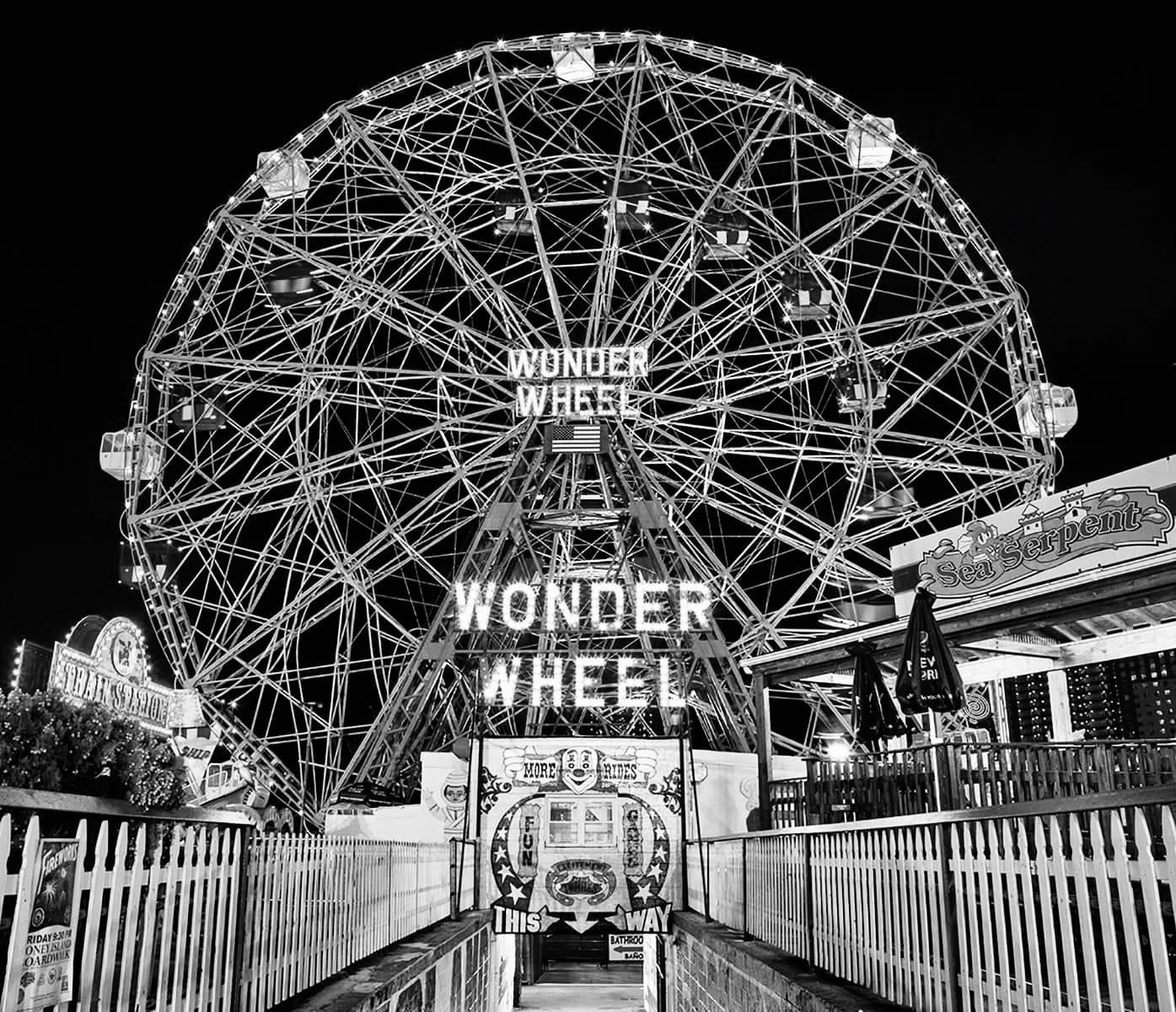 A black and white photo of the wonder wheel.